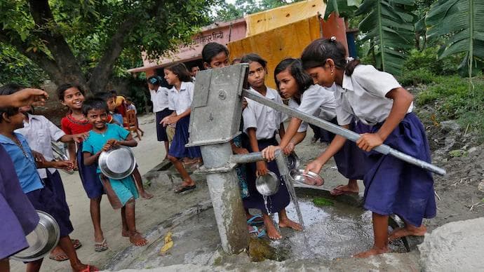 Children wash their plates using groundwater in a rural region of Bihar, India. (Photo: Reuters)
